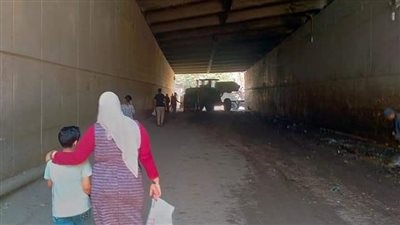 انتهاء رفع مخلفات القمامة بنفق المكرونة ونظافة أبو زارع بالعمرانية | صور