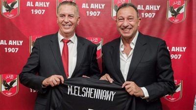 الخطيب يُهدي رئيس وفاق سطيف قميص الشناوي