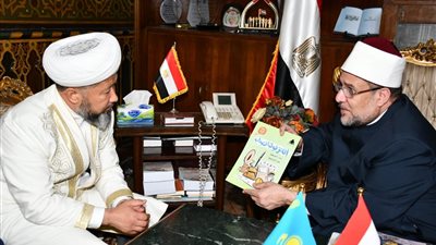 مفتي كازاخستان يسلم وزير الأوقاف دعوة لحضور مؤتمر زعماء الأديان