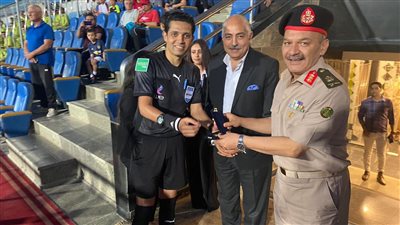 رئيس أركان الدفاع الجوي يكرم الحكم أحمد الغندور 