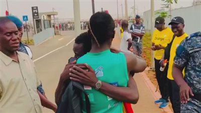 موقف إنساني من ساديو ماني تجاه مشجع سنغالي باكي.. شاهد ماذا منحه| فيديو 