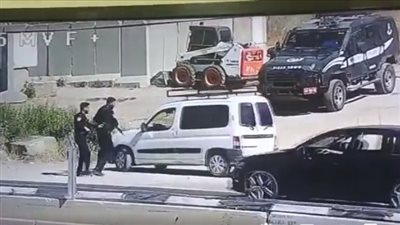 الجبابرة.. لحظة نزع شاب فلسطيني لسلاح شرطي إسرائيلي في الخليل | فيديو 