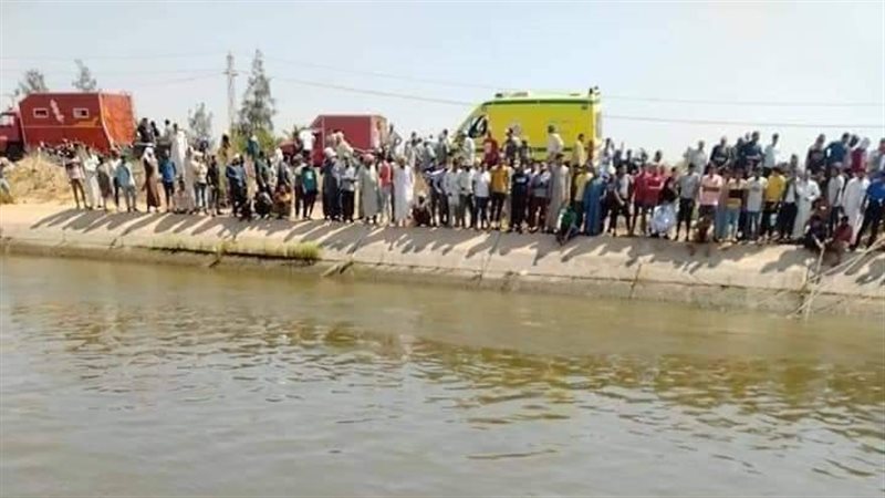 5 سيارات اسعاف ورجال