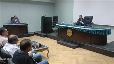 رئيس هليوبوليس للصناعات الكيماوية يلتقي العاملين بالشركة