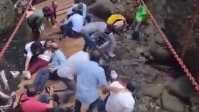 مشهد مرعب.. لحظة انهيار جسر معلق بمسئولين مكسيكيين أثناء افتتاحه| فيديو 