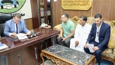 محافظ المنوفية يفحص شكاوى المواطنين خلال اللقاء اليومي