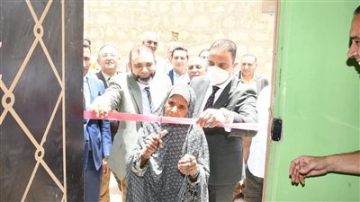 محافظ الفيوم يسلم 12 منزلا مطورا و15 جهاز عروسة بمركز إطسا 