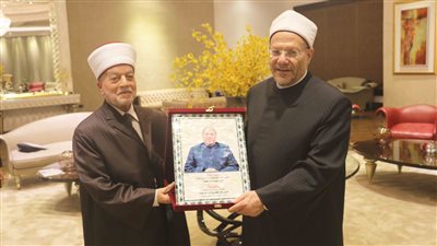 تقديرا لدوره في مواجهة التطرف.. مفتي القدس يهدي درعا لـ