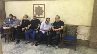 أشرف زكي ومدحت العدل أول الحضور في عزاء المنتج محسن علم الدين | صور