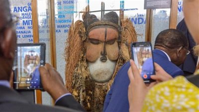  ملك بلجيكا يعيد قناعا أثريا للكونغو في بادرة رمزية