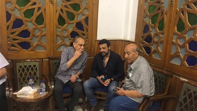 المخرج محمد عبدالعزيز وعمرو محمود ياسين في عزاء المنتج محسن علم الدين