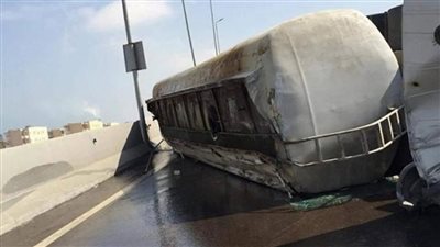 انقلاب سيارة نقل محملة بالمازوت أعلى الدائري الإقليمي