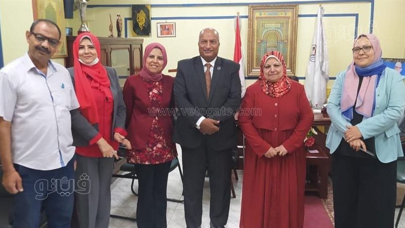 وكيل الوزارة مع بعض