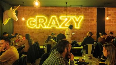 مطعم إسباني يكتب مرتبات الطهاة والعمال في قائمة الطعام.. والسر غريب | صور