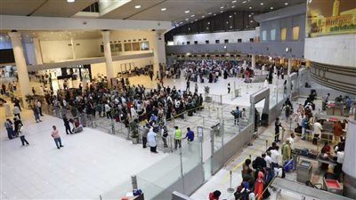 أزمات بعثات الأطباء البيطريين عرض مستمر، تأخر إقلاع رحلتهم 12 ساعة بمطار القاهرة، واحتجاز المسافرين بالطائرة لمدة 4 ساعات