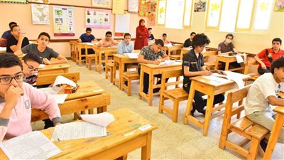 طلاب الدبلومات الفنية يتوافدون على اللجان في آخر أيام امتحانات نهاية العام