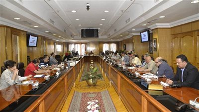 محافظ أسيوط ووفد مجلس الوزراء يناقشان توفير أراض لمشروعات حياة كريمة 