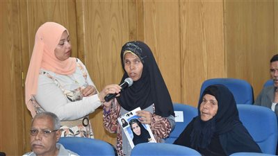 في لقائه مع المواطنين.. محافظ المنيا يسلم كرسيا متحركا ويوجه بتوفير شقتين 