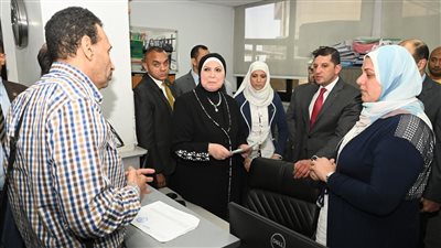 جولة لوزيرة التجارة بمقر هيئة التنمية الصناعية ومركز خدمات المستثمرين بهيئة الاستثمار