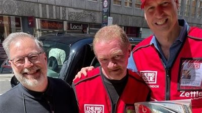 لماذا يبيع الأمير وليام المجلات في شوارع لندن؟ 