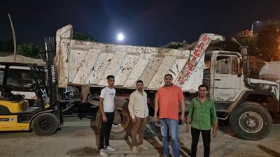 ضبط ٣سيارات تلقي مخلفات بالطريق العام بالطالبية والتحفظ عليهم|صور