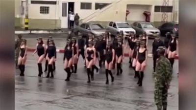 عرض عسكري لجنديات كولومبيات بملابس سباحة وبأحذية عالية.. والجيش يفتح تحقيقا 