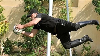 أحمد السقا يستعرض مهارته في حراسة المرمى