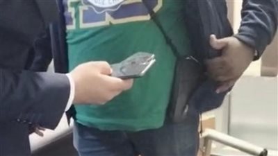 ضبط راكب عربي أخفى 17 تليفونا في ملابسه بمطار القاهرة