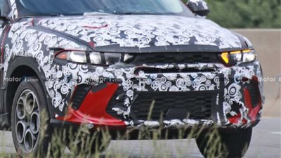 دودج هورنت الكروس أوفر الرياضية تظهر أثناء اختبارها بتمويهات كثيفة