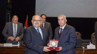  الخشت يكرم 18 قيادة إدارية سابقة بجامعة القاهرة 