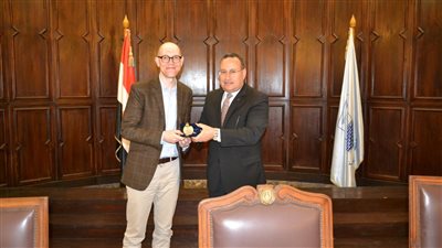 رئيس جامعة الإسكندرية يستقبل نائب رئيس مجموعة المناخ بكامبريدج 