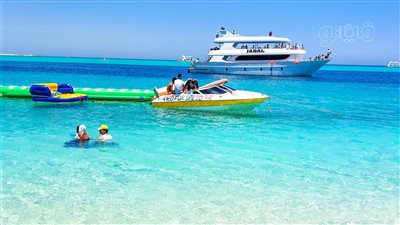 الصيف محتاج بحر.. شاهد زحام المصطافين على أجمل شواطئ مطروح 