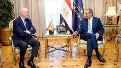 طلعت يبحث مع سفير إسبانيا تعزيز التعاون في قطاع الاتصالات وتكنولوجيا المعلومات 