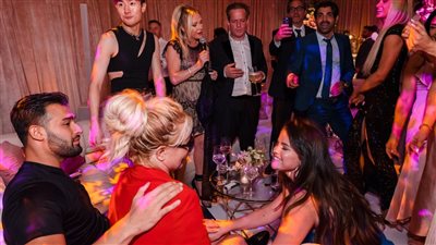 بريتني سبيرز تستمع بالرقص مع نجوم هوليوود في حفل زفافهما.. صور