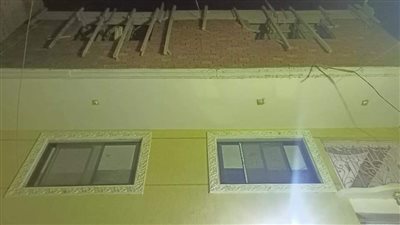 إيقاف أعمال شدة خشبية لسقف دور ثالث لبناء مخالف في كرداسة | صور