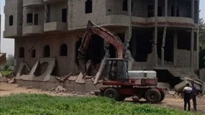 شاهد لحظة إزالة ١٧تعد على أراض زراعية بالجيزة|فيديو