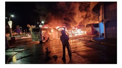 حريق ضخم لـ18 حافلة في محطة مركزية بإسرائيل