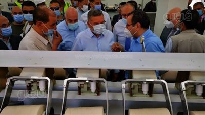 وزير قطاع الأعمال يلتقي عمال طنطا للكتان وغزل المحلة 