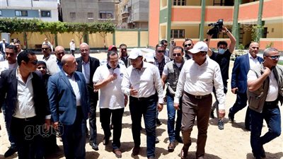 رئيس الوزراء يتفقد مدرستي الحصص الابتدائية والإعدادية ضمن مبادرة حياة كريمة.. صور