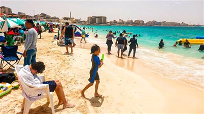 ألطف جو في مصر.. توافد المصيفين على شواطئ مطروح للتغلب على الحر | فيديو