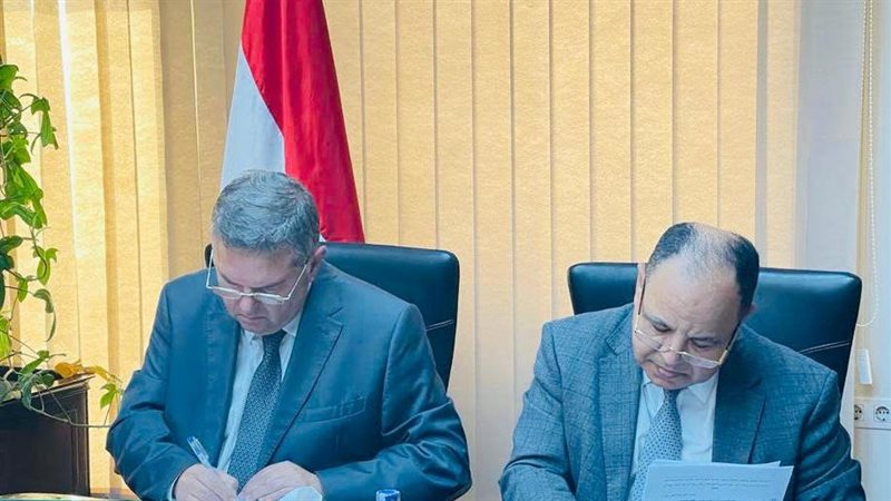 وزير المالية يوقع