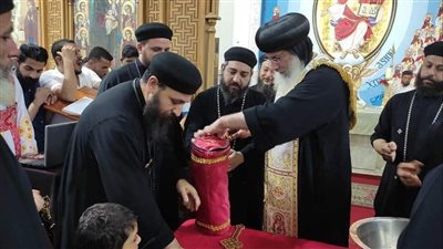 أسقف شرق المنيا يطيب رفات القديس أباهور بديره بسوادة