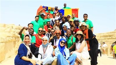 الدفعة الثالثة من وفود منحة ناصر للقيادة الدولية تزور الأهرامات | صور