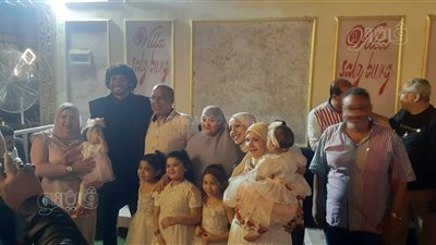 عشق المحلاوية.. النني ينشغل عن فرحة شقيقته للتصوير مع الأهالي 