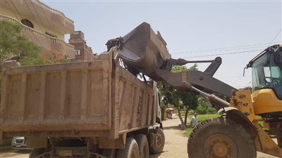 رفع 10 أطنان مخلفات بعزبة صادق في مدينة أبو النمرس| صور