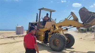 متابعة أعمال تسوية الرمال على شاطئ 14 مايو بالدقهلية | صور
