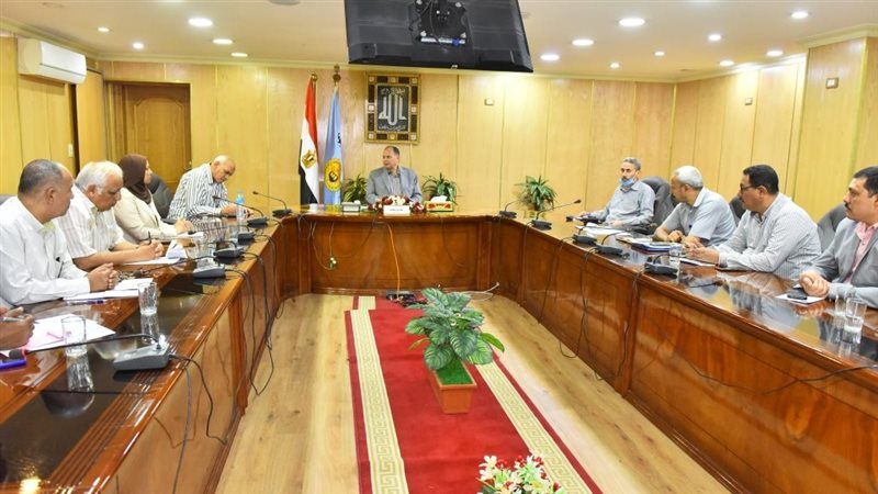 اجتماع محافظ أسيوط