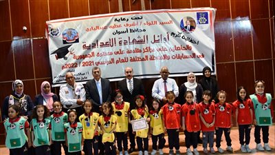 محافظ أسوان يكرم أوائل الشهادة الإعدادية | صور