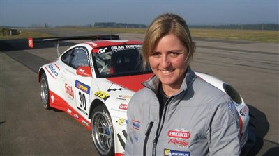 أشهر 8 نساء في صناعة وقيادة السيارات|صور 