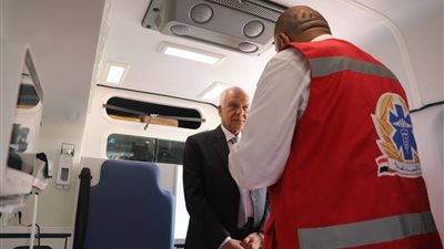 تجهيزات 23 سيارة إسعاف جديدة تسلمتها محافظة الجيزة من حياة كريمة | فيديو